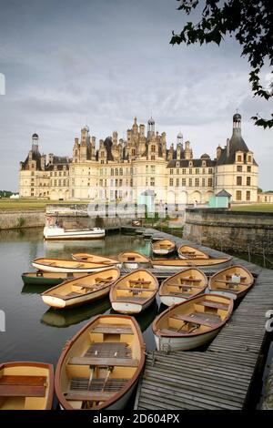 Frankreich, Chambord, Blick auf Chateau de Chambord mit Anlegeplatz im Vordergrund Stockfoto