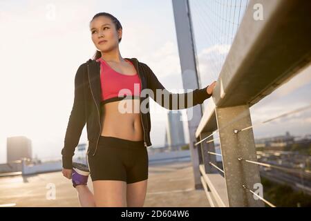 Junge weibliche asiatische Sportlerin tun stretching-Übungen Stockfoto