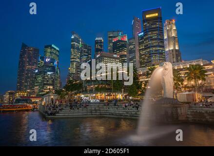 Singapur, Skyline mit financial District und Merlion statue Stockfoto