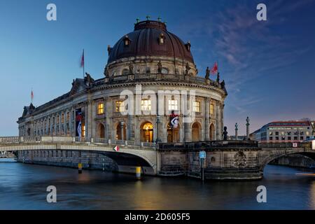 Deutschland, Berlin, Bode-Museum in der Dämmerung Stockfoto