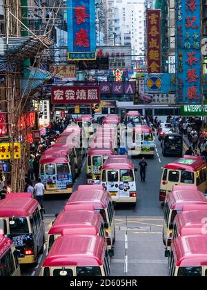 China, Hongkong, Kowloon, Straßenszene mit Werbung und Taxi Busse Stockfoto