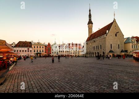 Estland, Tallinn, Marktplatz mit Rathaus Stockfoto