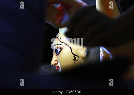 Porträt von maa Durga. Lehm Idol der Hindu Göttin Durga unter Vorbereitungen für Bengals Durga Puja Festival in Kumartuli in Kolkata. Stockfoto
