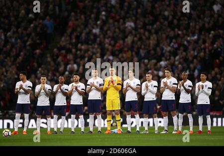 (Von links nach rechts) Englands Kyle Walker, Kieran Trippier, Raheem Sterling, Alex Oxlade-Chamberlain, Jordan Henderson, England-Torwart Jordan Pickford, John Stones, Jamie Vardy, James Tarkowski, Ashley Young und Jesse Lingard beobachten vor dem Spiel eine Minute Applaus Stockfoto