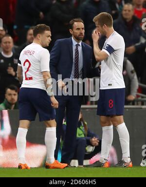 England's Kieran Trippier (links) und Eric Dier (rechts) sprechen mit England Manager Gareth Southgate Stockfoto