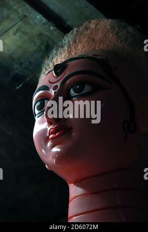 Porträt von maa Durga. Lehm Idol der Hindu Göttin Durga unter Vorbereitungen für Bengals Durga Puja Festival in Kumartuli in Kolkata. Stockfoto
