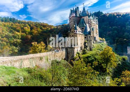 Deutschland, Wierschem, Blick auf Schloss Eltz im Herbst Stockfoto