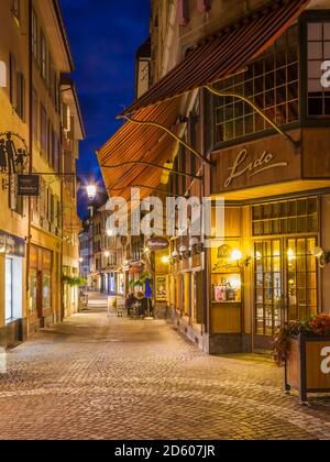 Schweiz, Vevey, Rue du Lac, Restaurants und Geschäfte in der Nacht Stockfoto