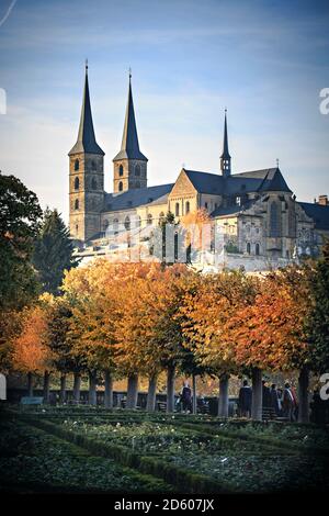 Deutschland, Bamberg, anzeigen Michelsberg Abbey mit Rosengarten im Vordergrund Stockfoto