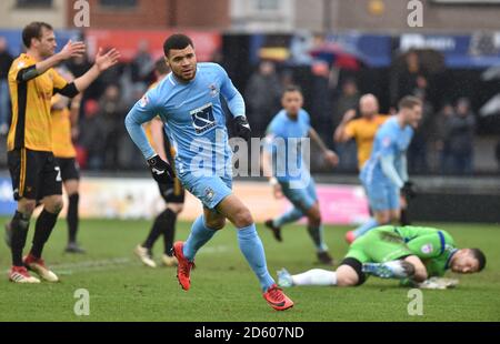 Max Biamou von Coventry City bringt sein Tor gegen Newport County ins Ziel Um es zu schaffen 1-1 Stockfoto