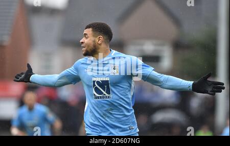 Max Biamou von Coventry City bringt sein Tor gegen Newport County ins Ziel Um es zu schaffen 1-1 Stockfoto