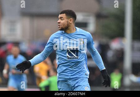 Max Biamou von Coventry City bringt sein Tor gegen Newport County ins Ziel Um es zu schaffen 1-1 Stockfoto