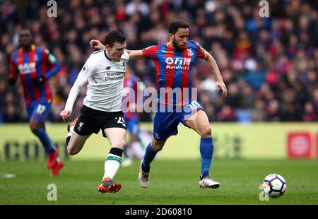 Crystal Palace's Andros Townsend, (rechts) kämpft um den Ballbesitz mit Liverpools Andrew Robertson Stockfoto