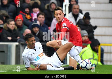 Kyle Naughton (links) von Swansea City und Ander Herrera von Manchester United Erleidet während des Spiels einen Zusammenstoß Stockfoto