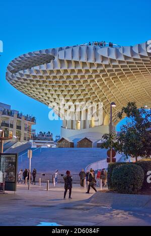 Sevilla, Andalusien/Spanien - 14. November 2017. Metropol Sonnenschirm bei Nacht. Setas de Sevilla bei Nacht. Sevilla in der Nacht... Stockfoto