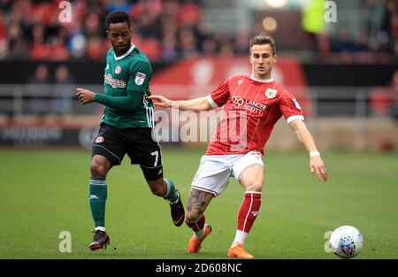 Joe Bryan von Bristol City (rechts) und Florian Jozefzoon von Brentford Für den Ball Stockfoto