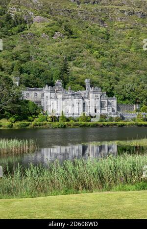 Irland, County Galway, Ansicht der Benediktiner Abtei, Kylemore Abbey Stockfoto