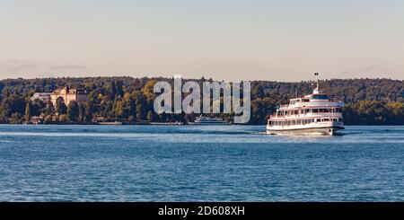 Deutschland, Baden-Württemberg, Bodensee, Überlinger See, Tourboot, Mainau Insel mit Schloss Stockfoto