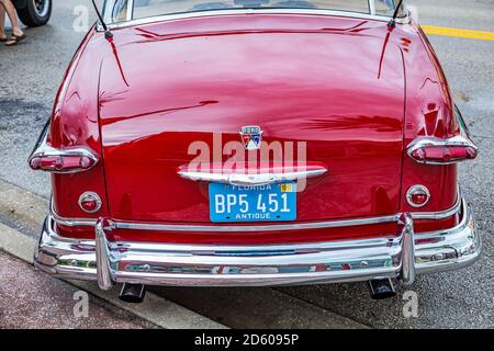 New Smyrna Beach, FL - 12. August 2017: 1951 Ford Victoria auf der Canal Street Car Show. Stockfoto