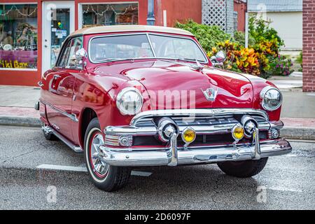 New Smyrna Beach, FL - 12. August 2017: 1951 Ford Victoria auf der Canal Street Car Show. Stockfoto