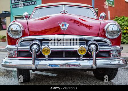 New Smyrna Beach, FL - 12. August 2017: 1951 Ford Victoria auf der Canal Street Car Show. Stockfoto