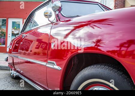 New Smyrna Beach, FL - 12. August 2017: 1951 Ford Victoria auf der Canal Street Car Show. Stockfoto