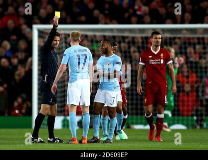 Kevin De Bruyne (17) von Manchester City ist nach Spiel gebucht Schiedsrichter Felix Brych Stockfoto