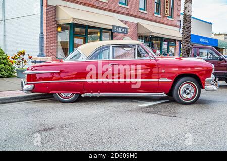 New Smyrna Beach, FL - 12. August 2017: 1951 Ford Victoria auf der Canal Street Car Show. Stockfoto