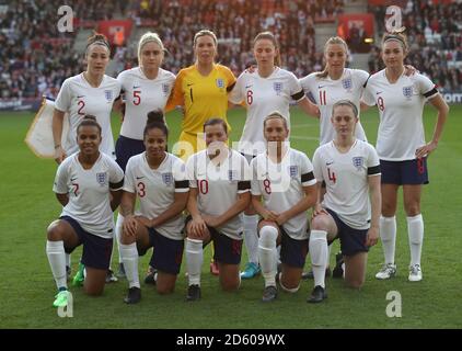 England Frauen von links nach rechts. Von oben nach unten, Lucia Bronze, Steph Houghton, Torhüterin Carly Telford, Abbie McManus, Toni Duggan, Jodie Taylor, Nikita Parris, Demi Stokes, Francesca Kirby, Jordan Nobbs, Keira Walsh beim Teamfoto Stockfoto