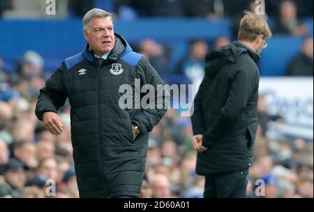 Everton-Manager Sam Allardyce (links) an der Touchline Stockfoto