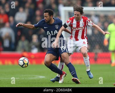 Joe Allen von Stoke City (rechts) und Moussa Dembele von Tottenham Hotspur Kampf um den Ball Stockfoto
