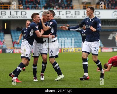 Millwall's Steve Morison (zweite links) Feiert mit Teamkollegen, nachdem er das zweite Tor seiner Mannschaft erzielt hat Des Spiels Stockfoto