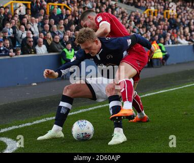 George Saville von Millwall (links) und Joe Bryan von Bristol City kämpfen während ihres Fußballspiels in der Sky Bet Championship in Den, im Süden Londons, um den Ball Stockfoto