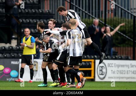 Jonathan Forte von Notts County wird von seinen Teamkollegen danach gratuliert Scoring seine Seiten erstes Tor während der Sky Bet League Zwei Spiel gegen Meadow Lane Nottingham Stockfoto