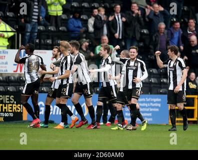 Jonathan Forte von Notts County wird von seinen Teamkollegen danach gratuliert Scoring seine Seiten erstes Tor während der Sky Bet League Zwei Spiel gegen Meadow Lane Nottingham Stockfoto