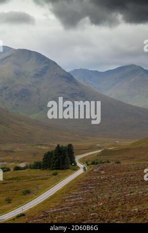 Blick auf Glen Shiel mit der A87 und South Glen Shiel Ridge. Stockfoto