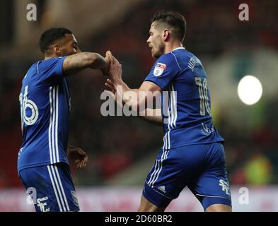 Lukas Jutkiewicz (rechts) von Birmingham City feiert das erste Tor Mit David Davis Stockfoto