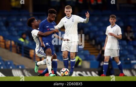 Chelsea's Callum Hudson Odoi, (rechts) kämpft um den Ballbesitz mit Kieron Dawes in Birmingham City Stockfoto