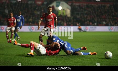 Joe Bryan von Bristol City und Jacques Maghoma von Birmingham City Für den Ball Stockfoto