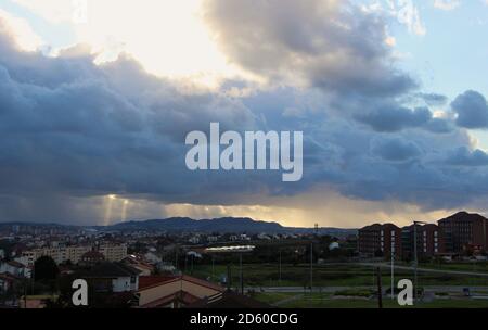 Sturmwolke über den Picos de Europa nähert sich von der westen mit Sonnenstrahlen am späten Nachmittag Herbstszene Santander Kantabrien Spanien Stockfoto