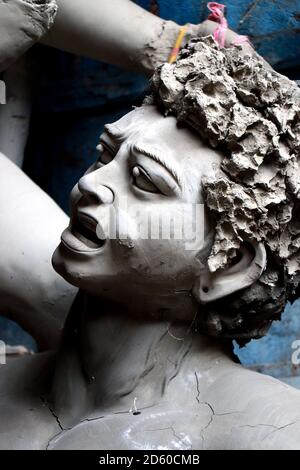 Das Porträt ist das von Mahisasur Idol, das sich im Zuge der Vorbereitung in Kumartuli in Kalkutta, Westbengalen, Indien befindet. Mahisasur, der ein Teufel war. Stockfoto