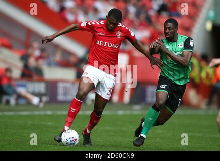 Charlton Athletic Anfernee Dijksteel kämpft um den Besitz des Balls Mit Hakeeb Adelakun von Scunthorpe United Stockfoto