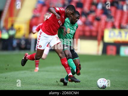 Charlton Athletic Anfernee Dijksteel kämpft um den Besitz des Balls Mit Hakeeb Adelakun von Scunthorpe United Stockfoto