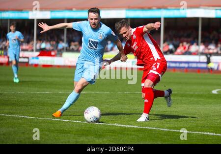 Marc McNulty von Coventry City wird von Dannie Bulman von Crawley Town während des Sky Bet League Two Spiels im Checkatrade Stadium, Crawley, herausgefordert. Stockfoto