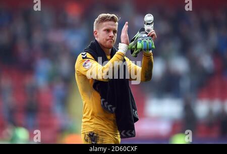 Charlton Athletic Torwart Ben Amos applaudiert den Fans bei der Ende des Spiels Stockfoto