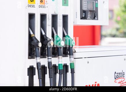 STRASSBURG - APR 30: Zapfsäulen-Fülldüsen an der Tankstelle in Straßburg am 30. April. 2018 in Frankreich Stockfoto