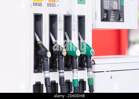 STRASSBURG - APR 30: Zapfsäulen-Fülldüsen an der Tankstelle in Straßburg am 30. April. 2018 in Frankreich Stockfoto