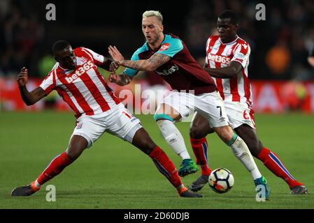 Marko Arnautovic (Mitte) von West Ham United kämpft um den Ball Mit Bruno Martins Indi von Stoke City (links) und Stoke City's Kurt Zouma Stockfoto