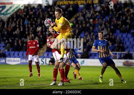 Der Torhüter von Shrewsbury Town, Dean Henderson (oben), sammelt den Ball als Charlton Athletic's Jason Pearce Challenges Stockfoto