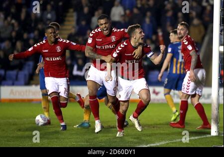 Charlton Athletic's Jason Pearce (zweite rechts) Feiert Scoring seiner Seite das erste Tor des Spiels mit Teamkollege Charlton Athletic's Josh Magennis (zweiter links) Stockfoto